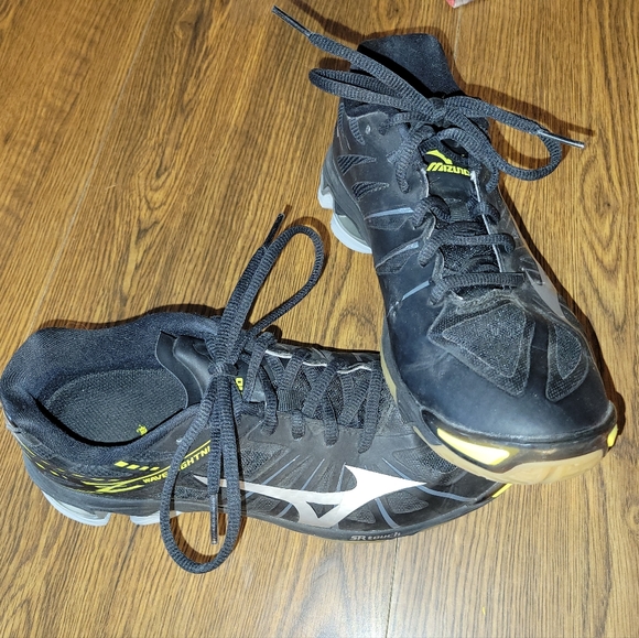 Mizuno Wave Lightning Shoes - Picture 2 of 4